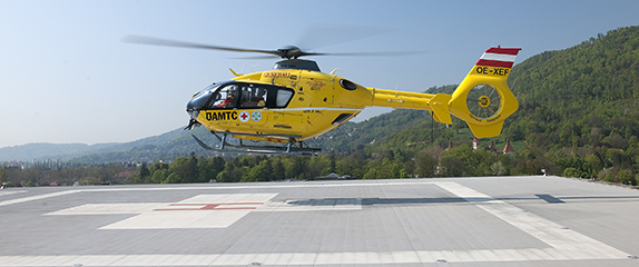 Hubschrauber landet am UKH Graz.